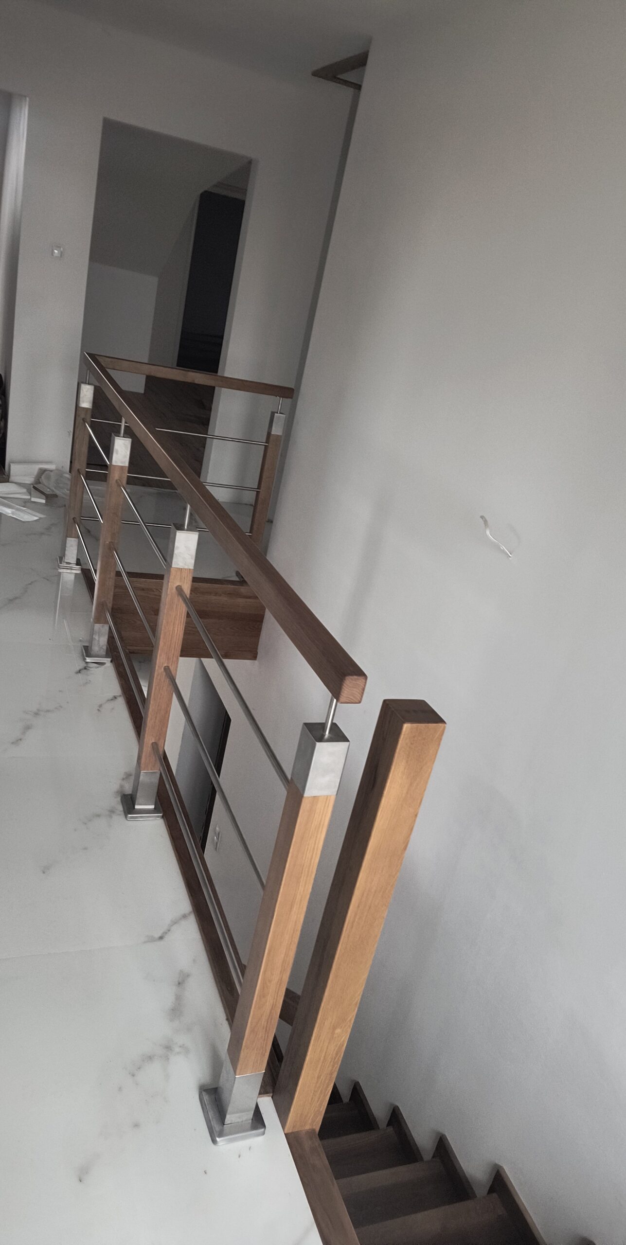 klasyczne schody drewniane z poręczą