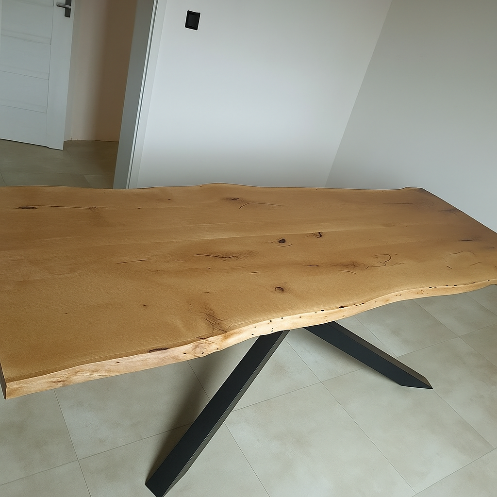 stół dębowy do jadalni w stylu loft z czarnymi metalowymi nogami
